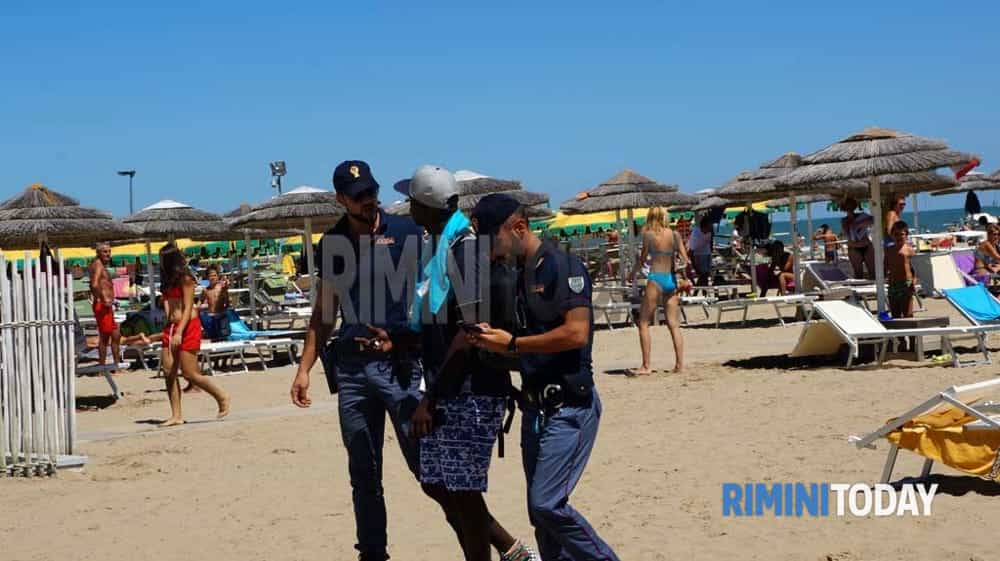 controlli polizia spiaggia rimini cani antidroga abusivi 13 agosto foto - 0130